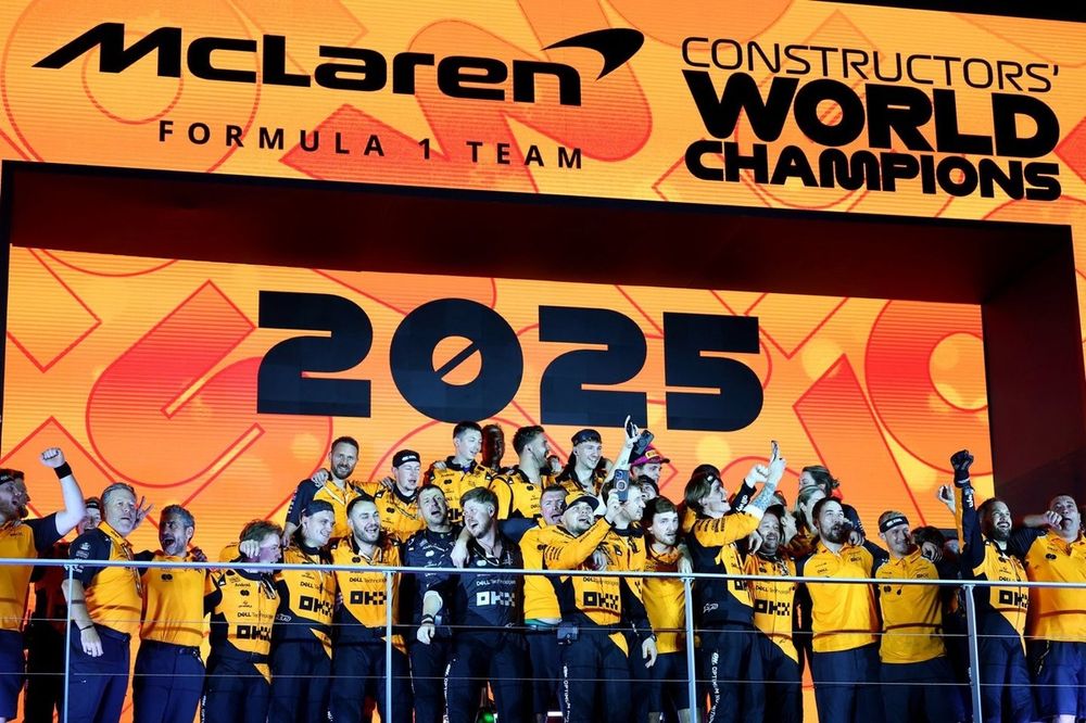 A equipe McLaren comemora após garantir a vitória no Campeonato de Construtores