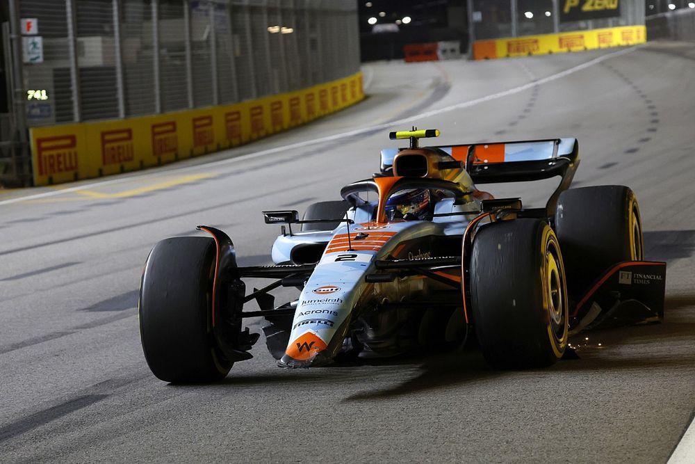 Logan Sargeant, Williams FW45, se dirige a boxes con el aler&oacute;n delantero roto