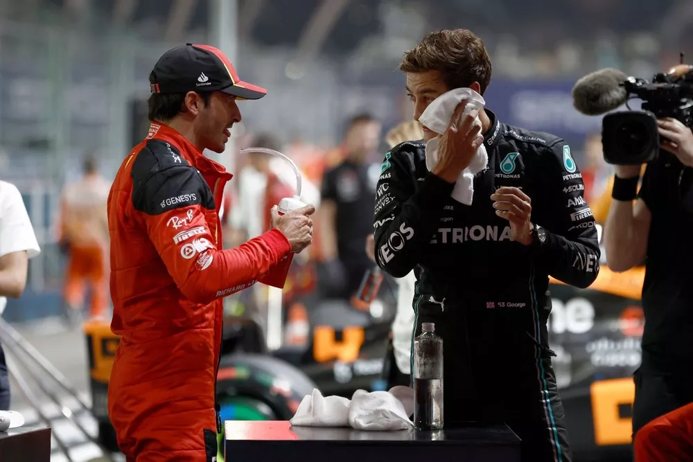 Le poleman Carlos Sainz, Scuderia Ferrari, George Russell, Mercedes-AMG, Charles Leclerc, Scuderia Ferrari
