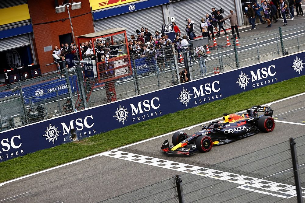 Max Verstappen, Red Bull Racing RB19, 1st position, takes the chequered flag