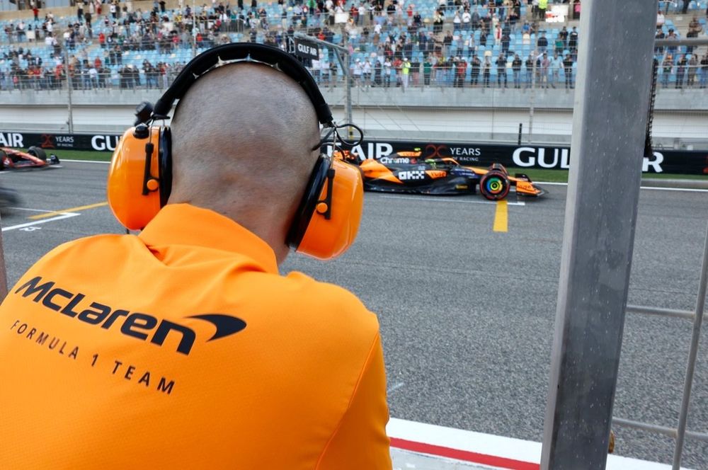 Lando Norris, McLaren MCL38, passes the pit wall