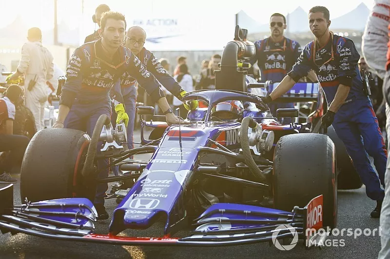 Pierre Gasly, Toro Rosso STR14, arrive sur la grille avec ses m&eacute;caniciens