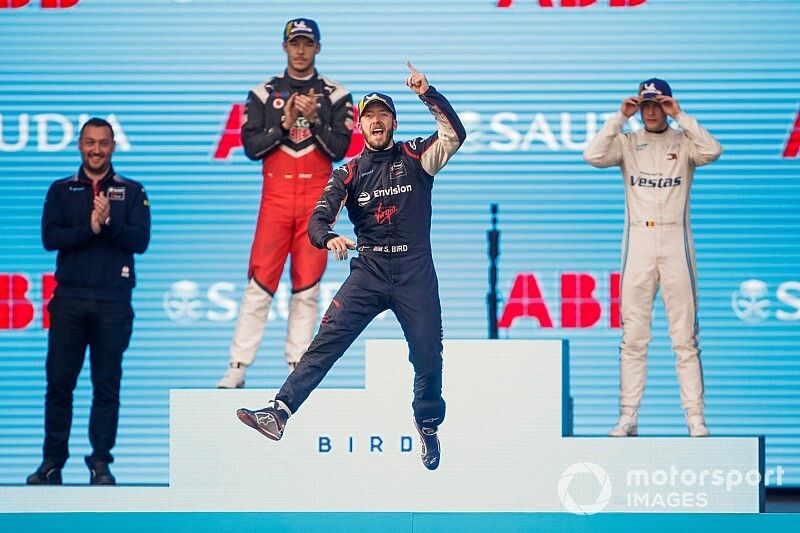 Podio: ganador de la carrera Sam Bird, Virgin Racing, segundo lugar Andre Lotterer, Porsche, y el tercer lugar Stoffel Vandoorne, Mercedes Benz EQ