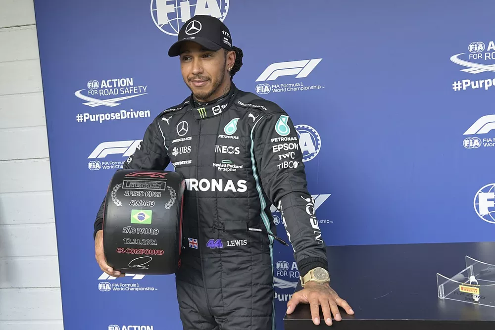 Lewis Hamilton, de Mercedes, con su premio Pirelli Speed King