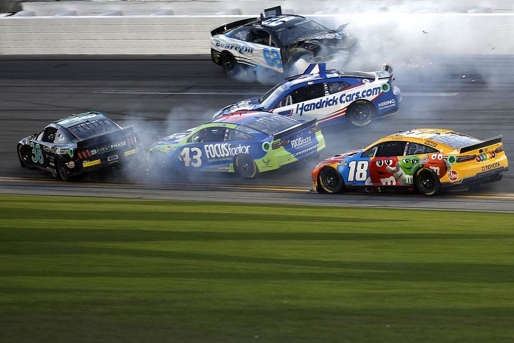 Kyle Larson, Hendrick Motorsports, Chevrolet Camaro, Erik Jones, Petty GMS, Chevrolet Camaro, Noah Gragson, Beard Motorsports, Chevrolet Camaro, Todd Gilliland, Front Row Motorsports, Ford Mustang, crash