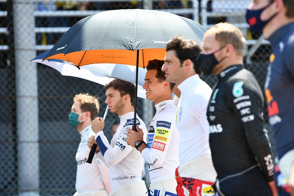 Pierre Gasly, AlphaTauri, Lando Norris, McLaren, Carlos Sainz Jr., Ferrari, y Valtteri Bottas, Mercedes, en la parrilla