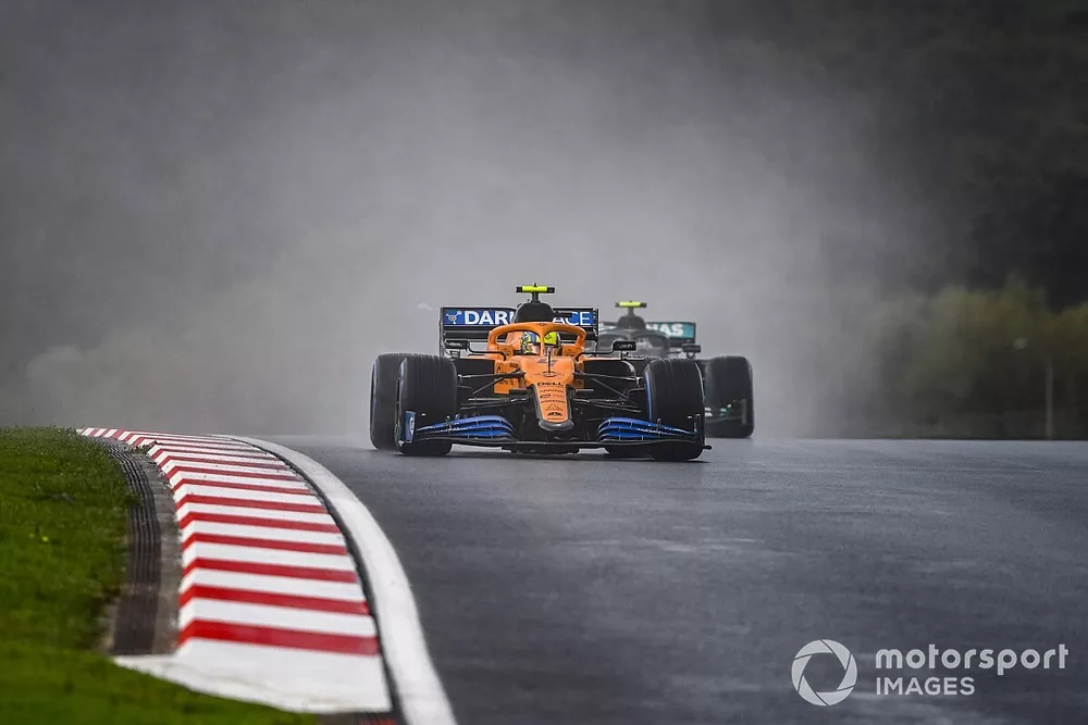 Lando Norris, McLaren MCL35, Valtteri Bottas, Mercedes F1 W11