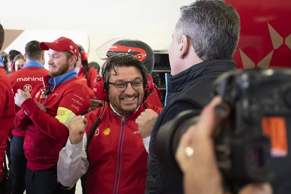 Frederic Bertrand, CEO di Mahindra Racing, festeggia dopo aver ottenuto la pole position