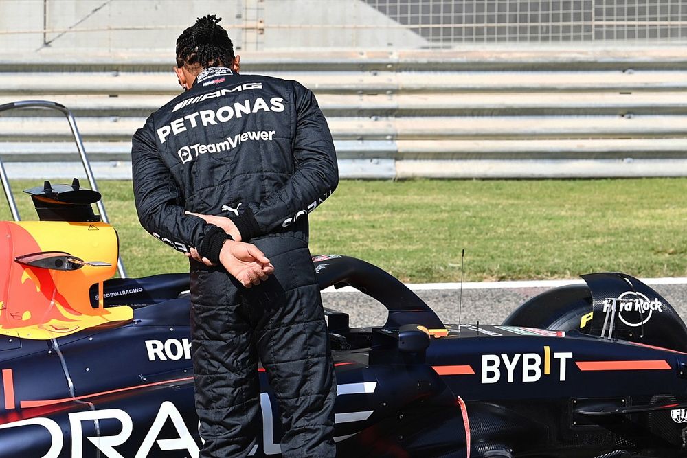 Lewis Hamilton, Mercedes-AMG, Red Bull Racing RB19 Lewis Hamilton, Mercedes-AMG, inspecciona el Red Bull Racing RB19