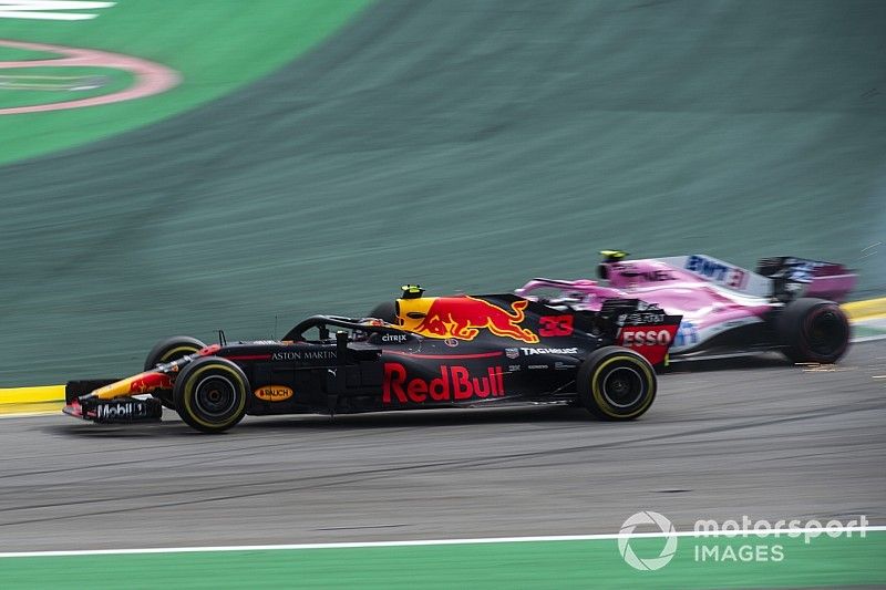 El l&iacute;der de la carrera Max Verstappen, Red Bull Racing RB14 choca con Esteban Ocon, Racing Point Force India VJM11 