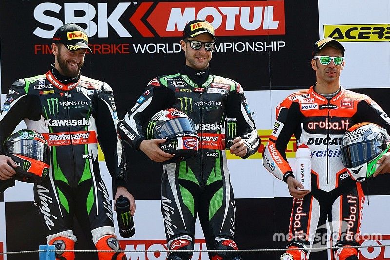 Podio: ganador de la carrera Jonathan Rea, Kawasaki Racing, segundo lugar Tom Sykes, Kawasaki Racing