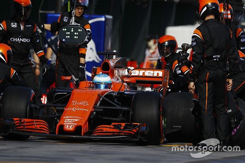 Fernando Alonso, McLaren MCL32 a los pits