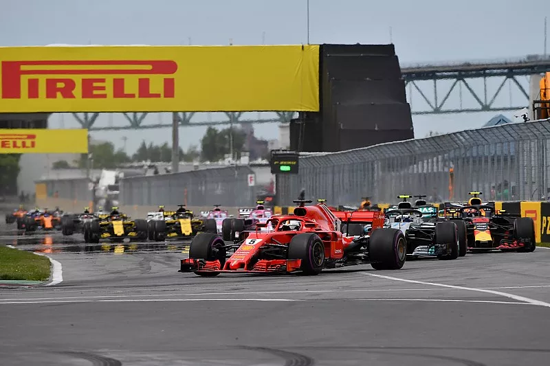 Sebastian Vettel, Ferrari SF71H leads Valtteri Bottas, Mercedes-AMG F1 W09 at the start of the race