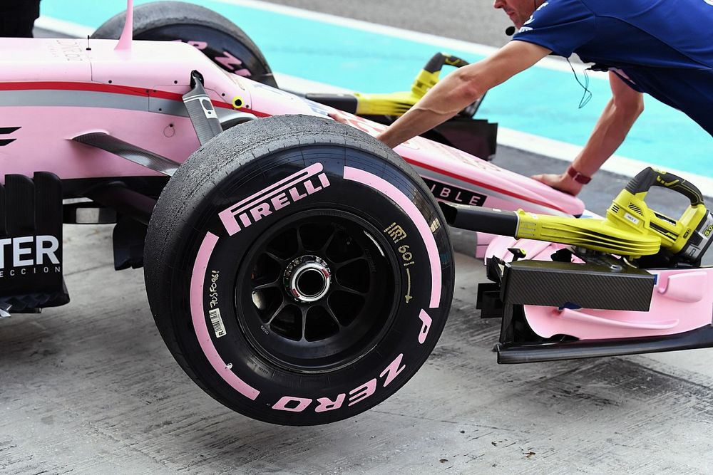 Detalle de neum&aacute;ticos Pirelli de 2018 Hypersoft de Nikita Mazepin, Sahara Force India VJM10