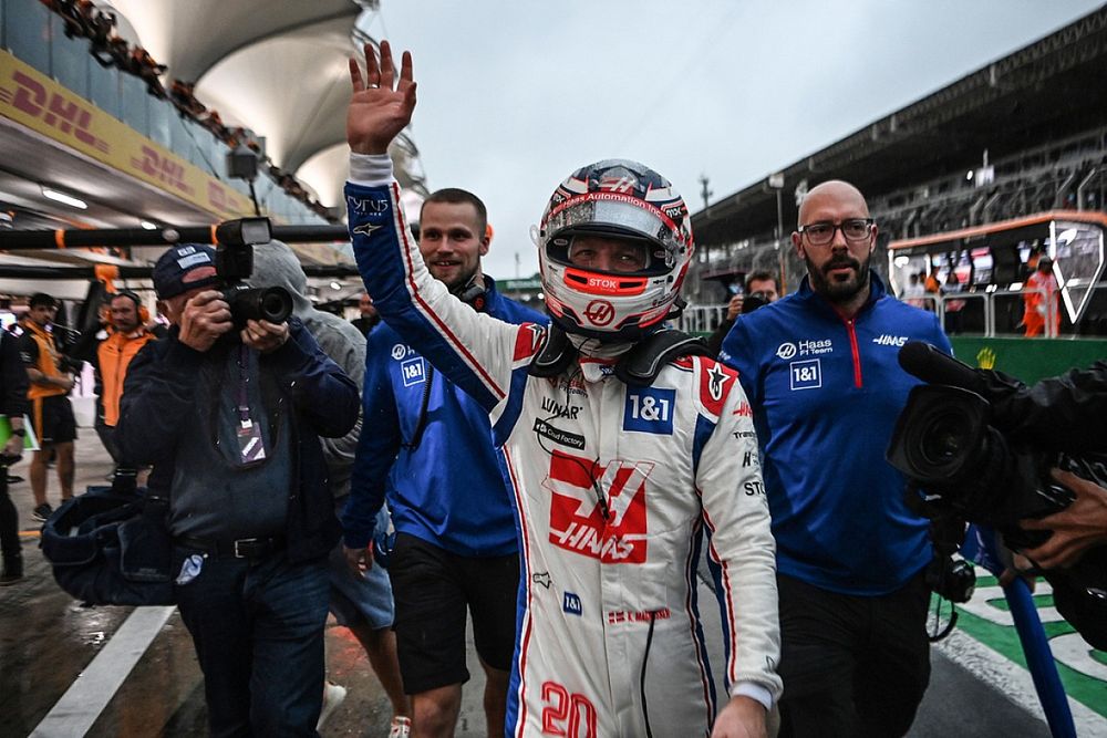 Kevin Magnussen, Haas F1 Team celebrates pole position