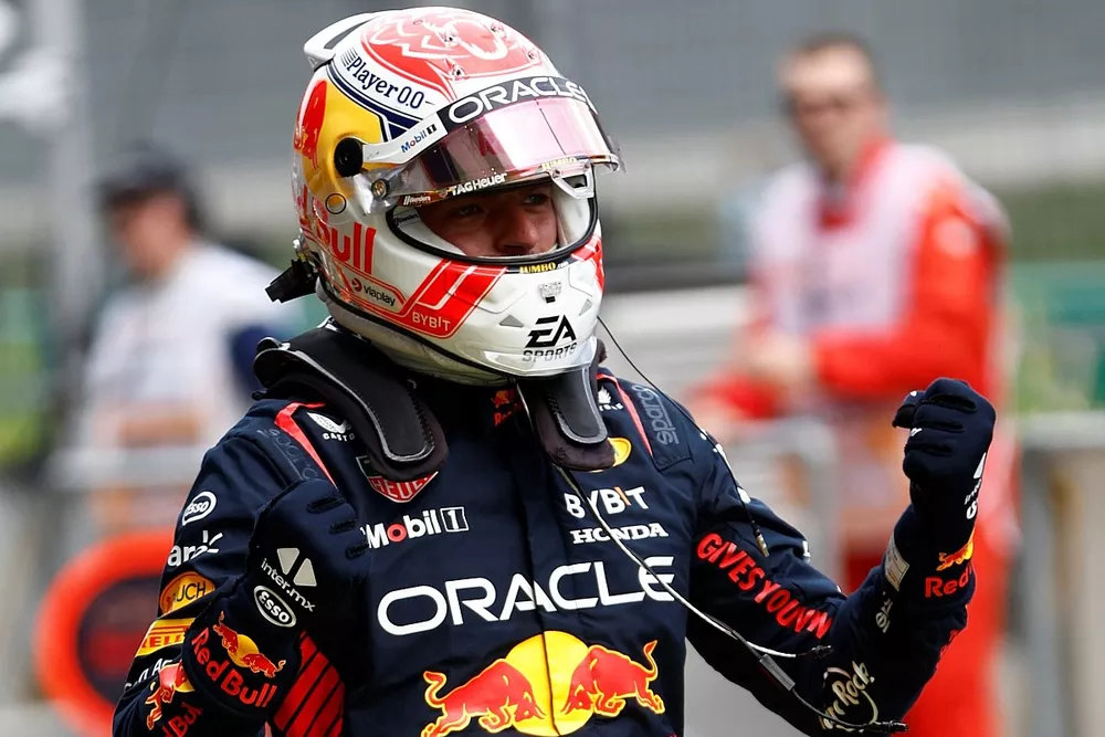 Max Verstappen, Red Bull Racing RB19, c&eacute;l&egrave;bre sa pole position dans le parc ferm&eacute;
