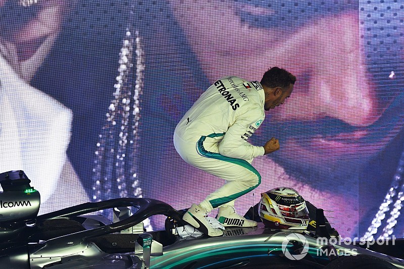 Hamilton vê erro estratégico da Ferrari e vence em Singapura