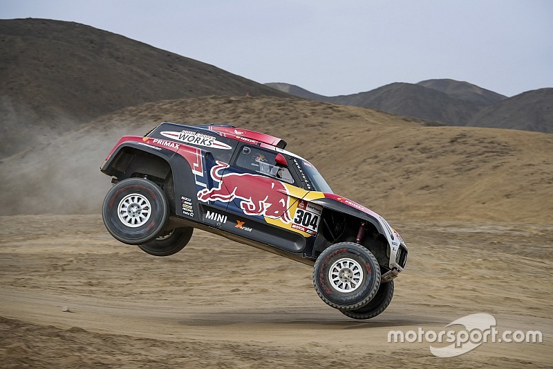 Dakar, Peterhansel rimonta nonostante un colpo di frusta: