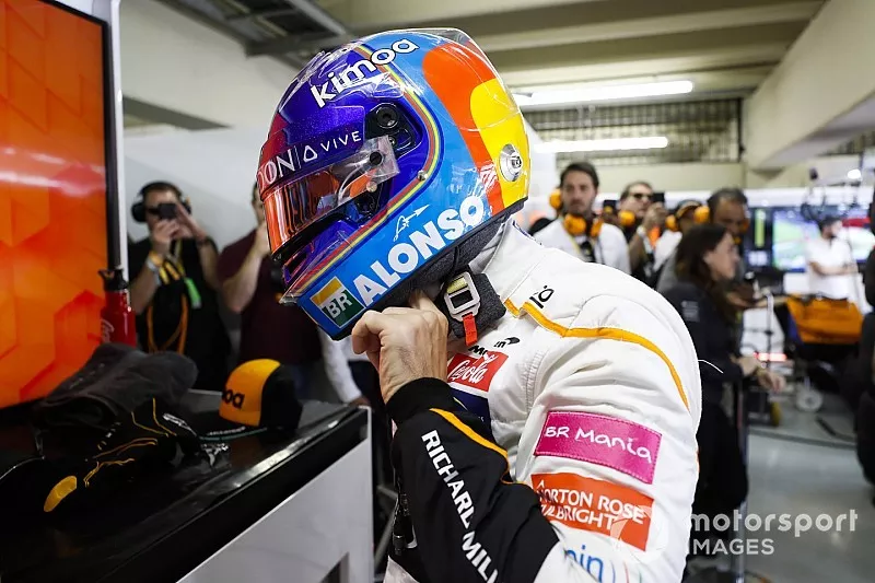 Fernando Alonso, McLaren, ajusta su casco protector