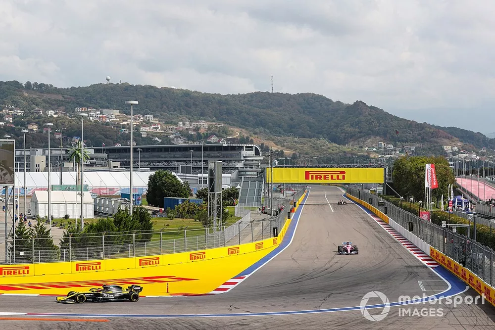 Esteban Ocon, Renault F1 Team R.S.20, Sergio Perez, Racing Point RP20