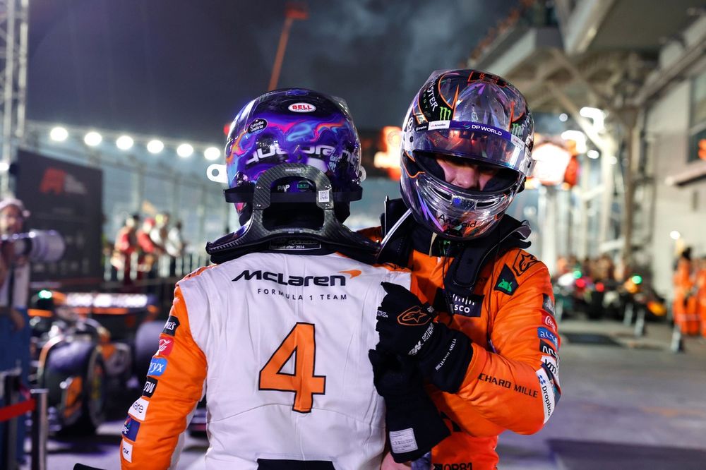 Lando Norris y Oscar Piastri, McLaren F1 Team, se felicitan tras la carrera