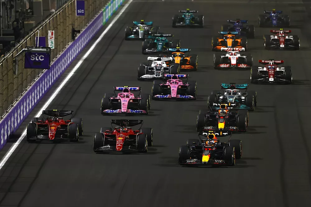 Arrancada Sergio P&eacute;rez, Red Bull Racing RB18, Charles Leclerc, Ferrari F1-75, Max Verstappen, Red Bull Racing RB18, Carlos Sainz Jr.
