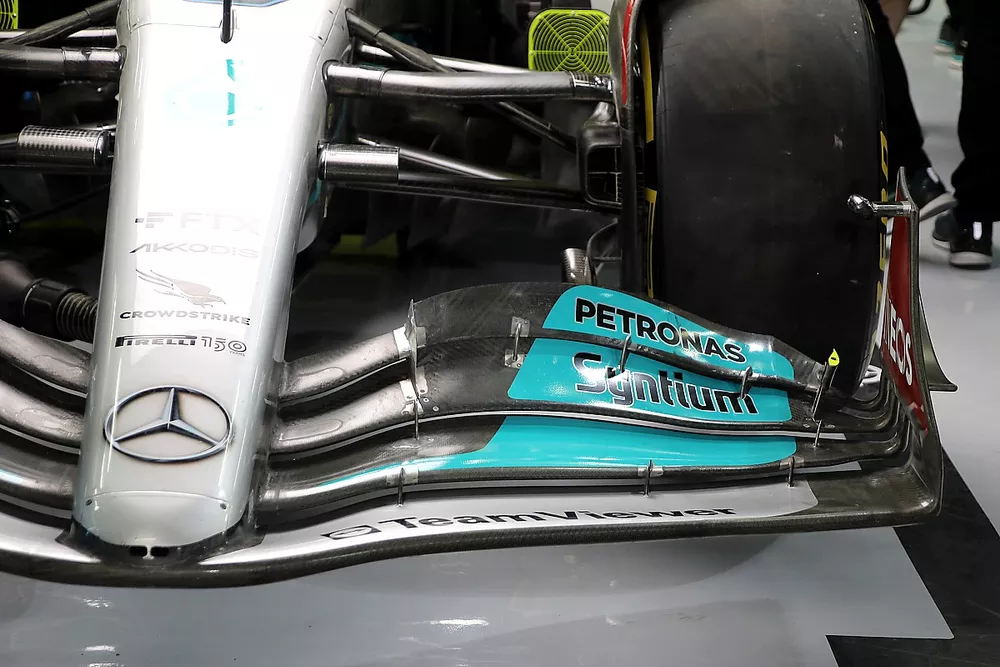 Detalle del aler&oacute;n delantero del Mercedes W13