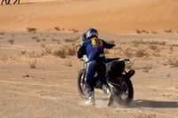 V&iacute;deo: el drama de Santolino para acabar la etapa del Dakar empujando su moto