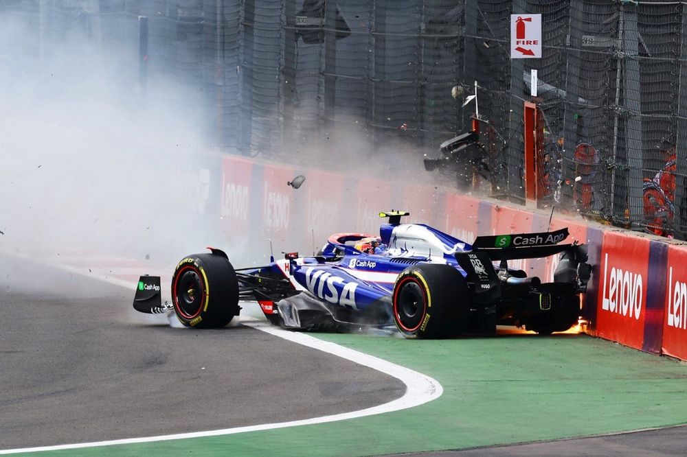 Yuki Tsunoda, RB F1 Team VCARB 01 crash