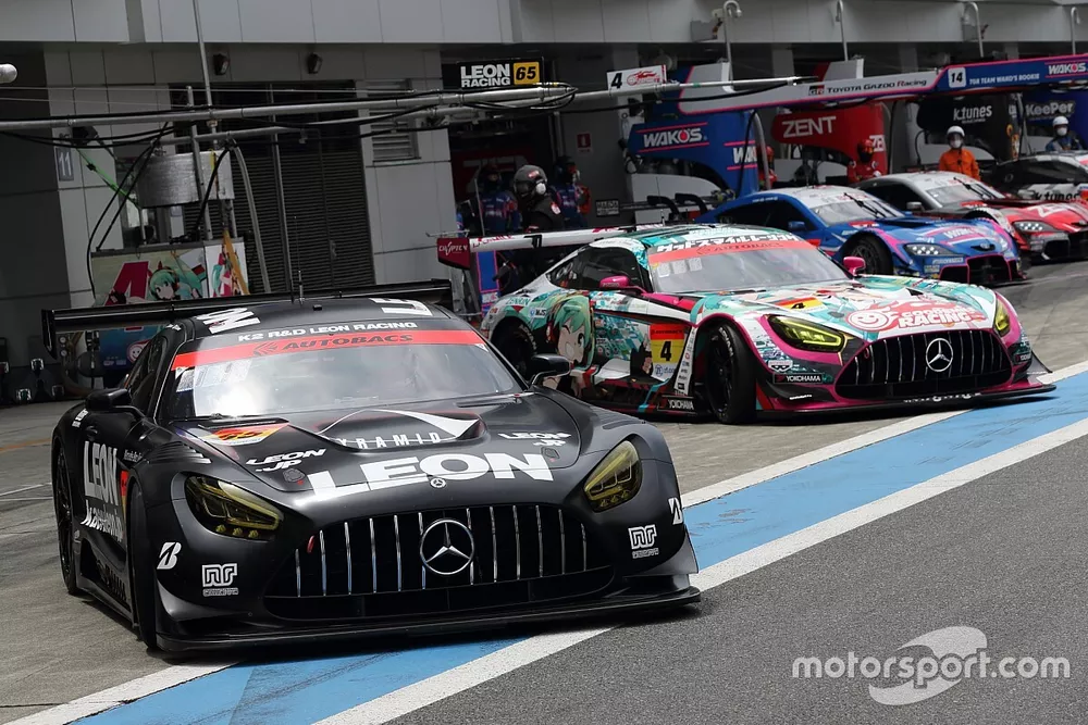 #65 LEON PYRAMID AMG, #4 Goodsmile Hatsune Miku AMG