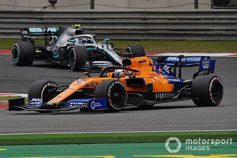 Carlos Sainz Jr., McLaren MCL34, Valtteri Bottas, Mercedes AMG W10