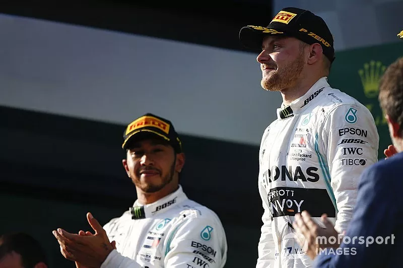 Le deuxi&egrave;me, Lewis Hamilton, Mercedes AMG F1, le vainqueur Valtteri Bottas, Mercedes AMG F1, et le troisi&egrave;me, Max Verstappen, Red Bull Racing, sur le podium