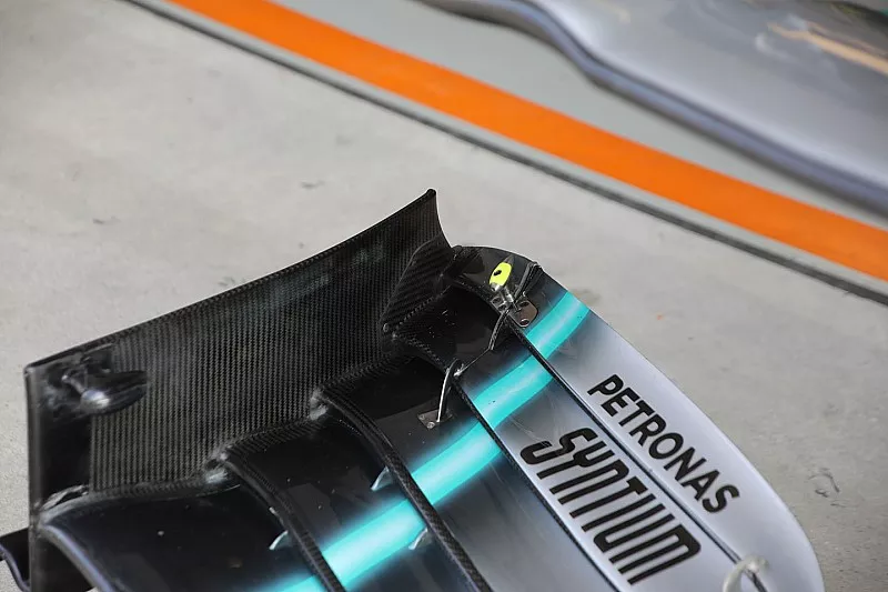 Mercedes AMG F1 W10 detalle del aler&oacute;n delantero
