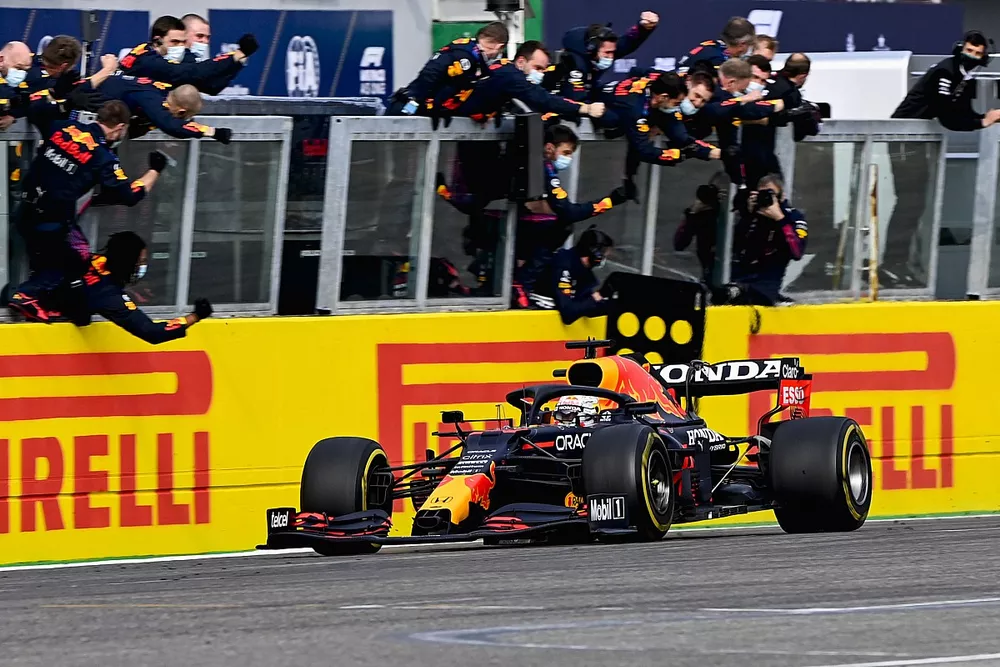 Le vainqueur Max Verstappen, Red Bull Racing RB16B franchit la ligne d'arriv&eacute;e