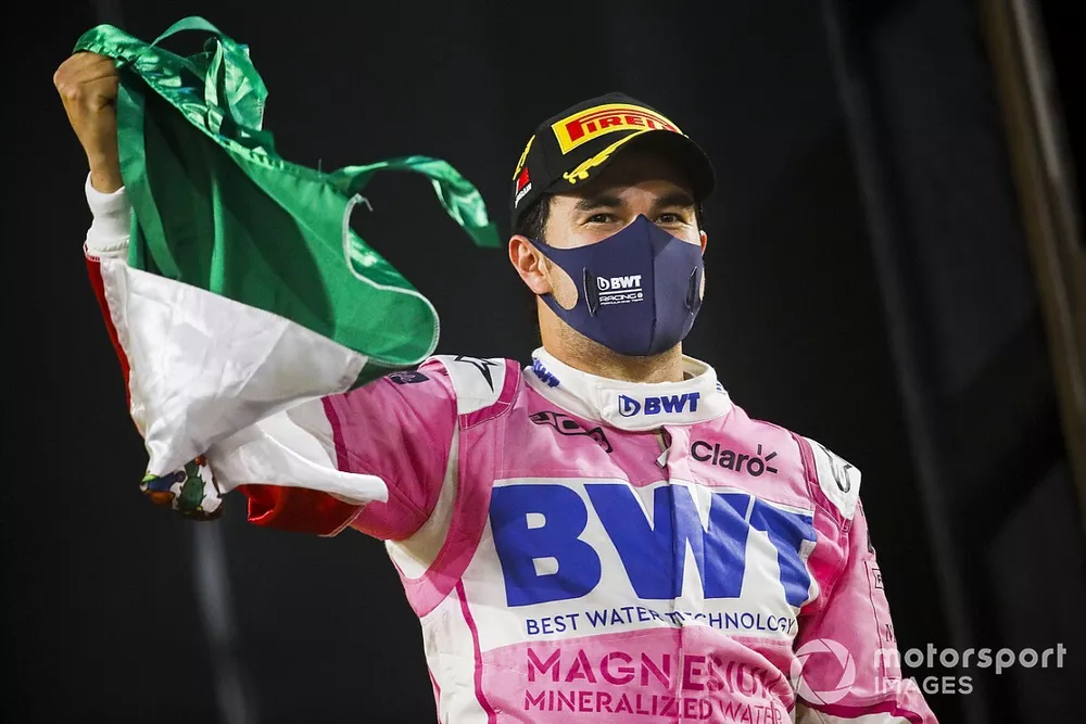 Le vainqueur Sergio Perez, Racing Point, f&ecirc;te avec un drapeau mexicain sur le podium