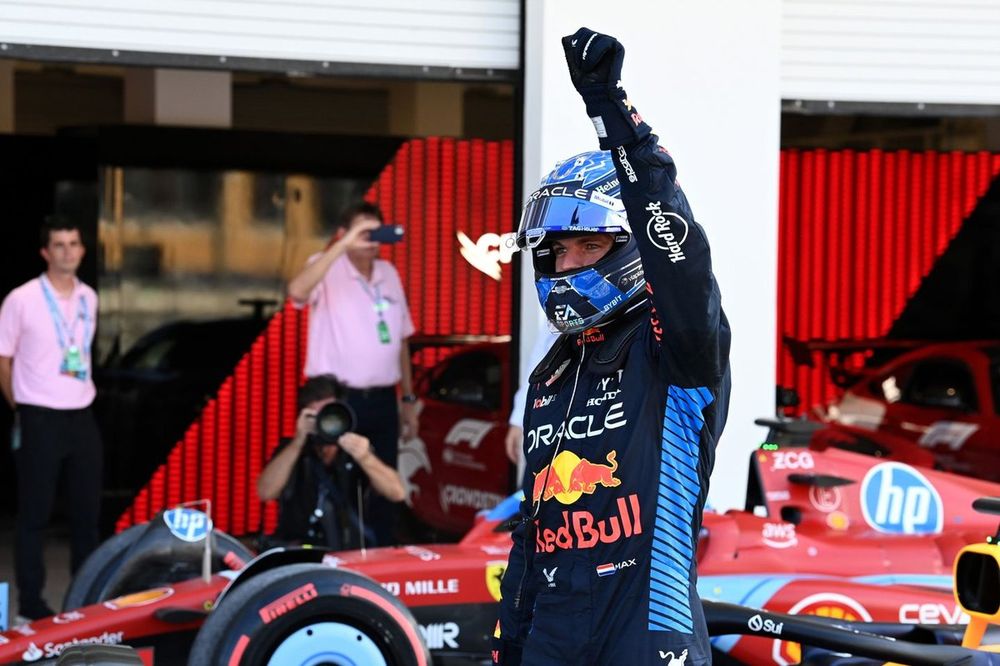 Ganador la pole Max Verstappen, Red Bull Racing, en Parc Ferme tras la clasificación