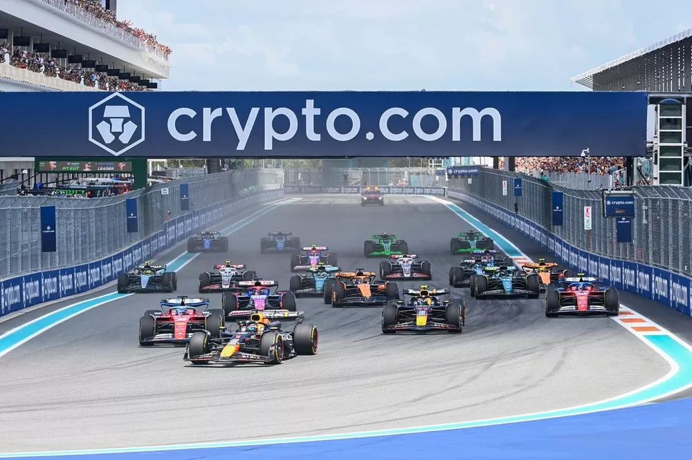 Max Verstappen, Red Bull Racing RB20, leads Charles Leclerc, Ferrari SF-24, Sergio Perez, Red Bull Racing RB20, Daniel Ricciardo, VCARB 01, Carlos Sainz, Ferrari SF-24, Oscar Piastri, McLaren MCL38, and the rest of the field at the start of the Sprint rac