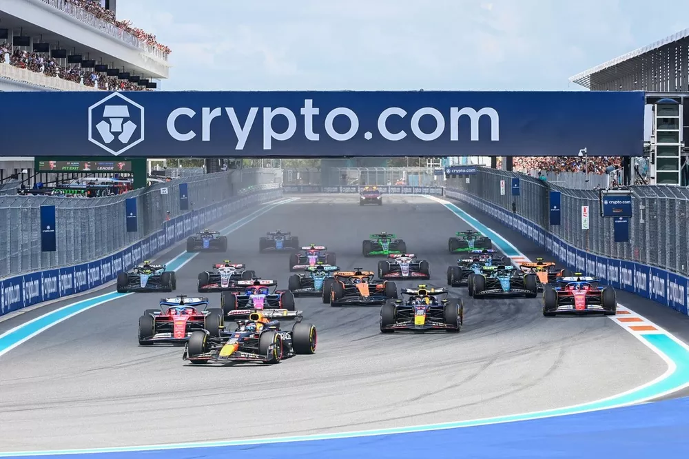 Max Verstappen, Red Bull Racing RB20, leads Charles Leclerc, Ferrari SF-24, Sergio Perez, Red Bull Racing RB20, Daniel Ricciardo, VCARB 01, Carlos Sainz, Ferrari SF-24, Oscar Piastri, McLaren MCL38, et le reste du peloton au d&eacute;part