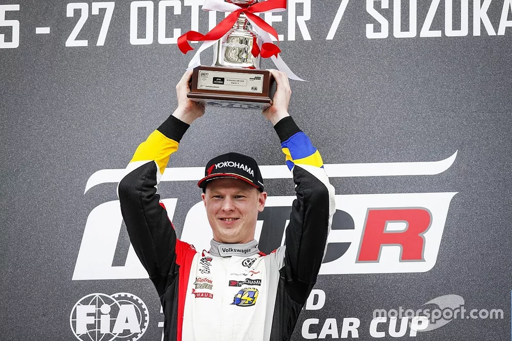 Podium: Race winner Johan Kristoffersson, SLR Volkswagen Volkswagen Golf GTI TCR
