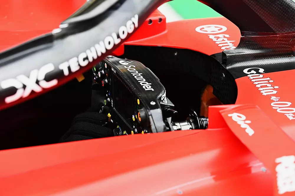 Volante nell'auto di Carlos Sainz, Ferrari SF-23