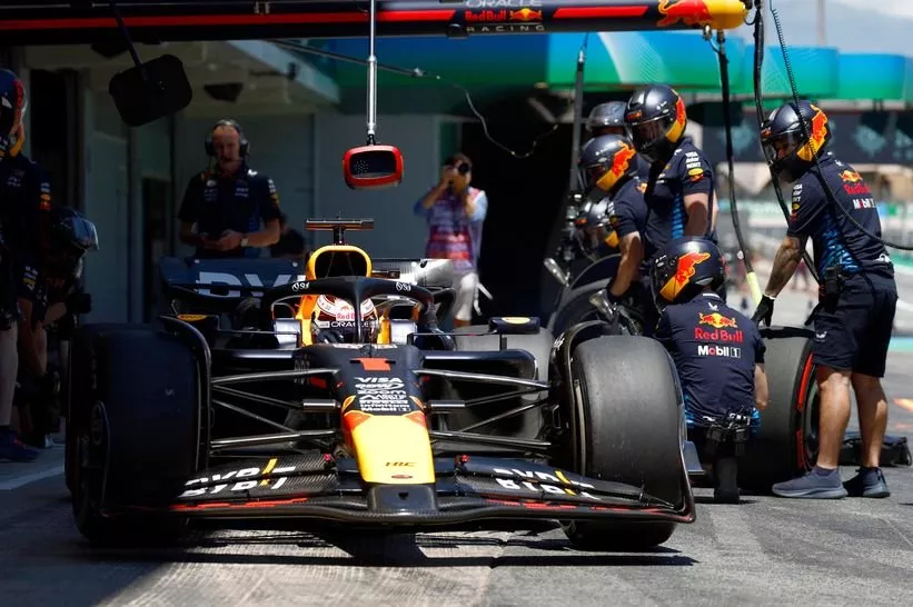 Max Verstappen, Red Bull Racing RB20, in de pits tijdens FP1