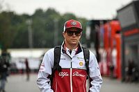 Raikkonen celebra el regreso de la bandera blanca y negra
