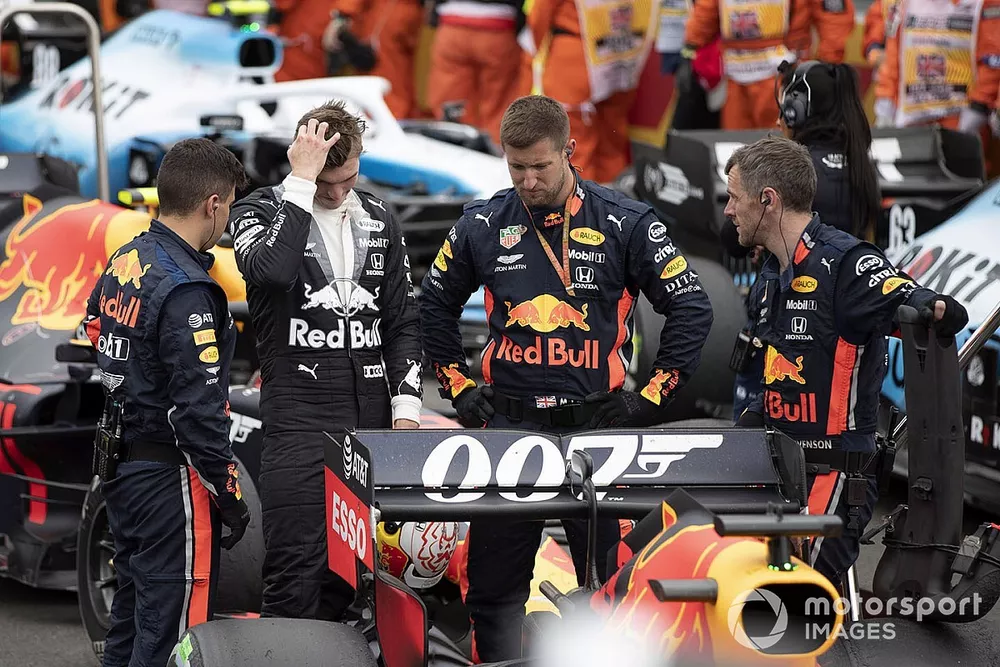 Max Verstappen, Red Bull Racing, en la parrilla con sus mec&aacute;nicos