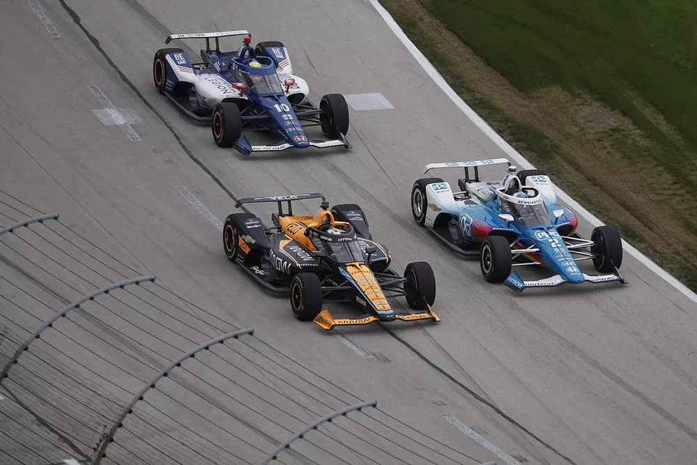Josef Newgarden, Team Penske Chevrolet, Patricio O'Ward, Arrow McLaren Chevrolet race for the lead