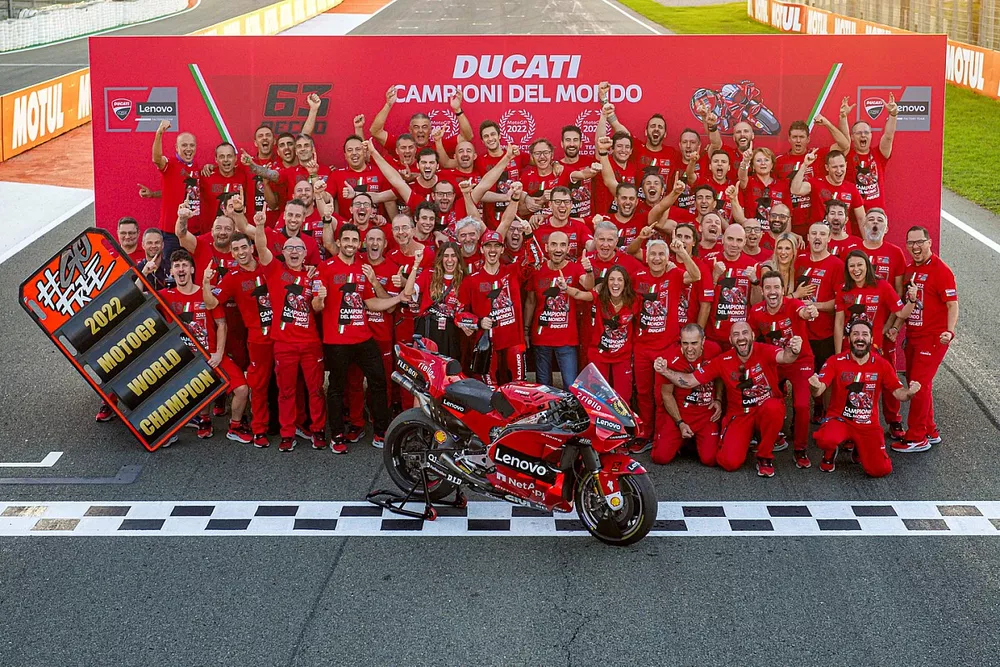 El equipo Ducati celebra la victoria con el Campeonato del Mundo Francesco Bagnaia, Equipo Ducati