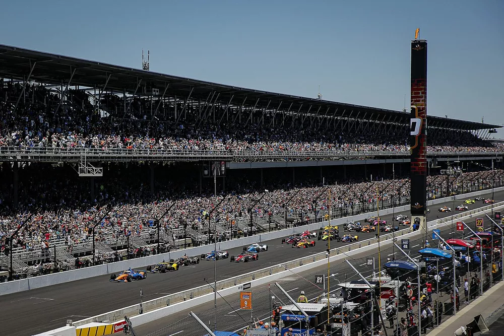 Scott Dixon, Chip Ganassi Racing Honda leads the field to the green flag