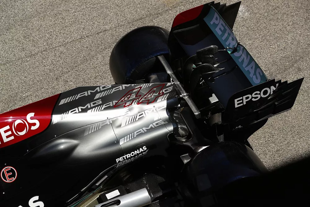 Gros plan sur le capot moteur et l'aileron arri&egrave;re de la Mercedes W12 de Lewis Hamilton