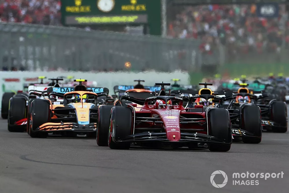 Charles Leclerc, Ferrari F1-75, se aleja del campo en la salida