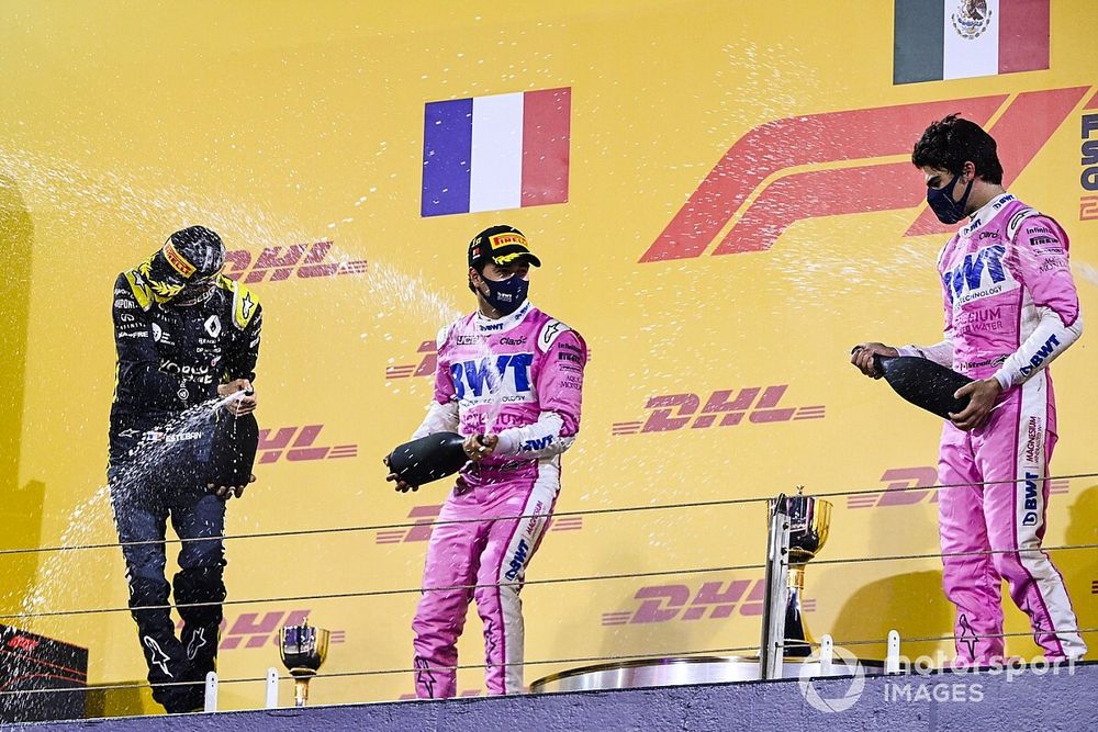 Podio: ganador Sergio P&eacute;rez, Racing Point, segundo lugar Esteban Ocon, Renault F1, y tercer lugar Lance Stroll, Racing Point