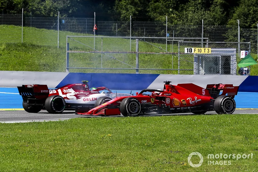 Sebastian Vettel, Ferrari en t&ecirc;te-&agrave;-queue apr&egrave;s un contact avec Carlos Sainz Jr., McLaren MCL35, et Antonio Giovinazzi, Alfa Romeo Racing C39 derri&egrave;re
